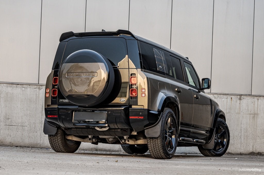 Land Rover Defender 110 3.0 P400 (400PK) FirstEdition, Pano,, Automaat, Automatische klimaatregeling, Gebruikt, Bruin