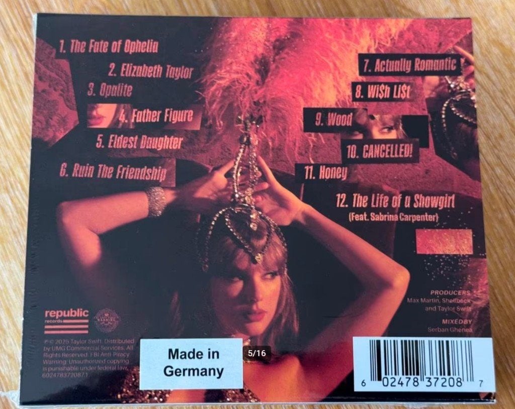 TAYLOR SWIFT, SWEAT & VANILLA CD BOX + SLEUTELHANGER, Boxset, Pop, Ophalen of Verzenden, Nieuw in verpakking