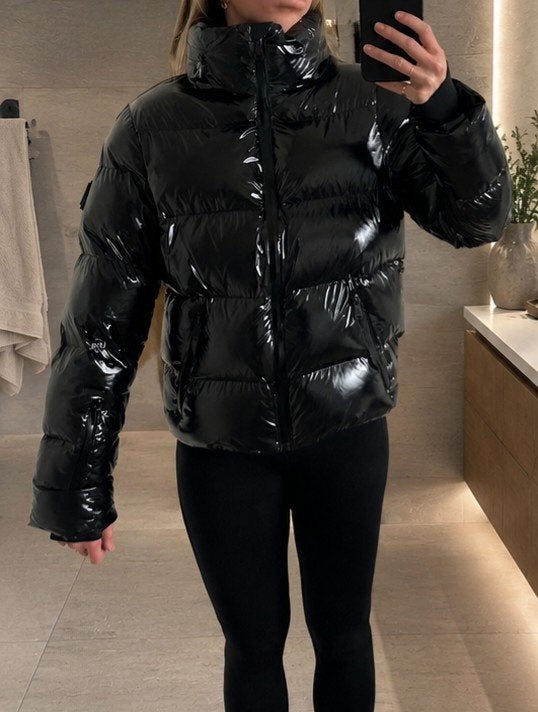 Nikkie Gstaad Laquer Ski Jacket Zwart Maat 40, Kleding | Dames, Maat 38/40 (M), Verzenden, Nieuw, Nikkie