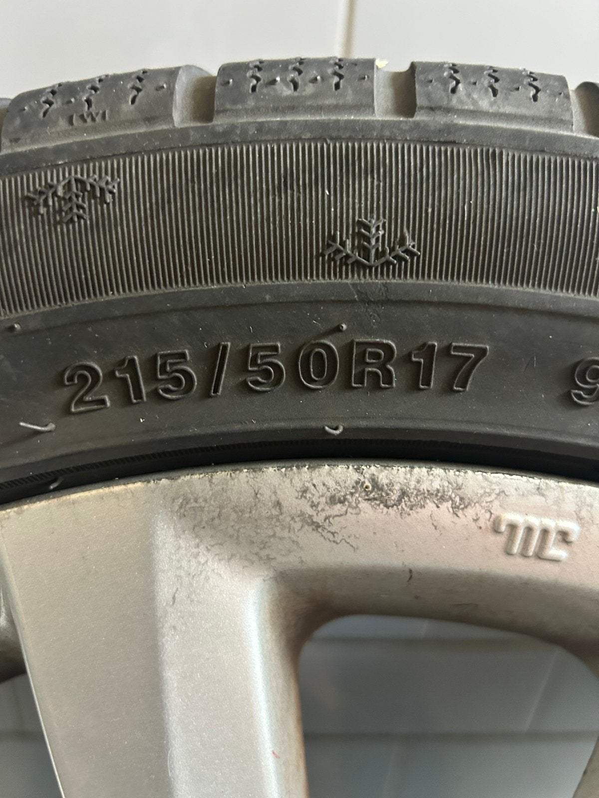 Winterbanden met velgen 215/50R17 Hyundai, Ophalen, Banden en Velgen, 17 inch, Winterbanden