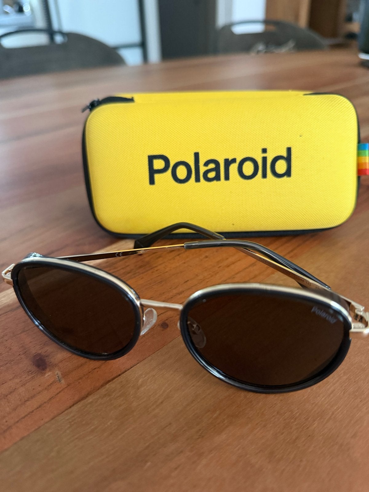 Polaroid zonnebril met geel etui, Overige merken, Zonnebril, Zwart, Ophalen of Verzenden