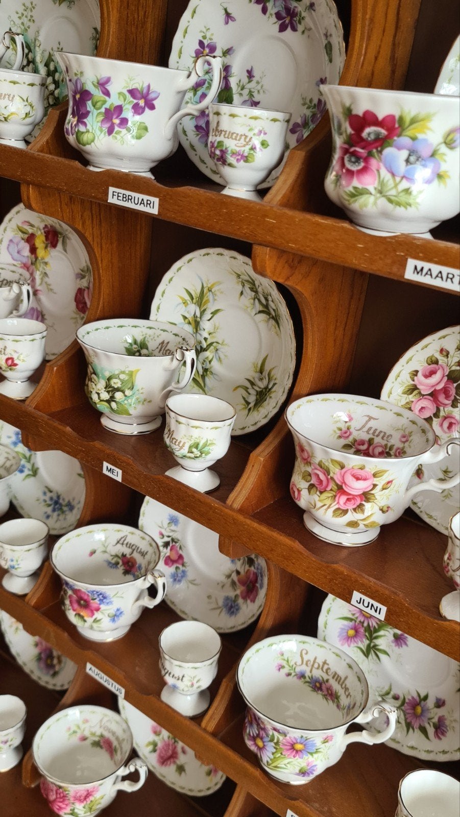 Royal Albert kop en schotels, eierdopjes in wandrek display, Ophalen, Klassiek, Zo goed als nieuw, Kop(pen) en/of Schotel(s)