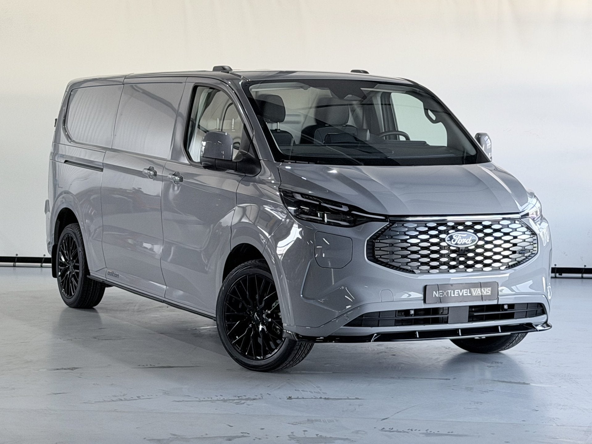Ford Transit Custom E 71 kw L2/ H1 Limited Next Level Editio, Auto's, Bestelauto's, Automaat, Stof, Gebruikt, Origineel Nederlands