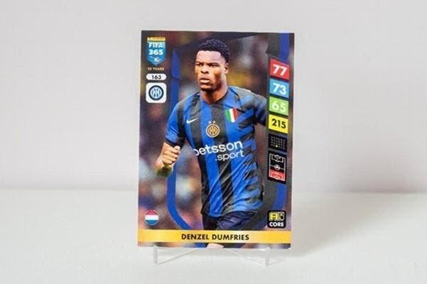 Fifa 365 Panini Trading Card Denzel Dumfries, Hobby en Vrije tijd, Verzamelkaartspellen | Overige, Zo goed als nieuw, Losse kaart