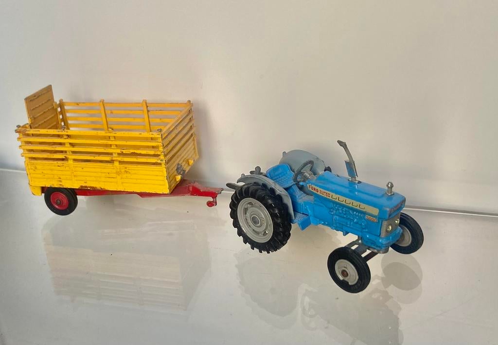 Corgi Toys Ford 5000 met beast farm trailer, Verzenden, Gebruikt, Tractor of Landbouw, Corgi