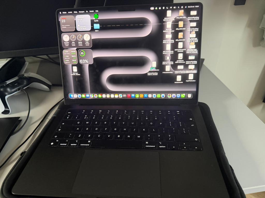 Macbook pro 14 inch 2024 (m4) met streep in scherm (schade), Ophalen, Zo goed als nieuw