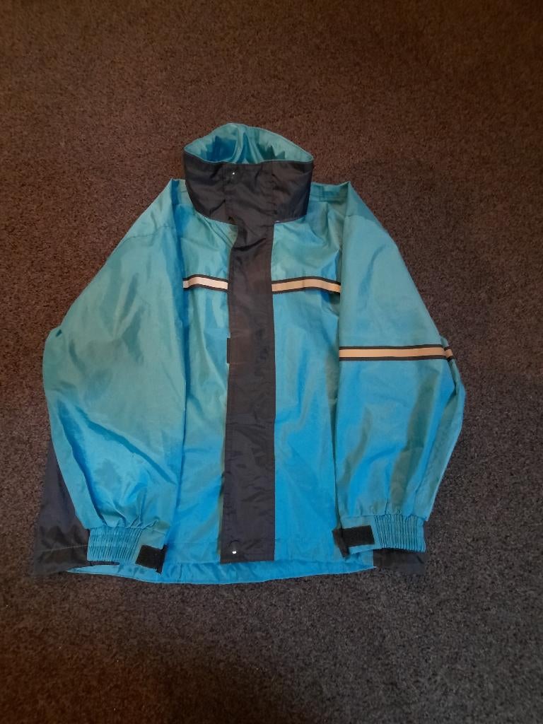 LICHTBLAUWE REGENJAS MAAT 134 In Nette staat!, Kinderen en Baby's, Kinderkleding | Maat 134, Ophalen of Verzenden, Zo goed als nieuw