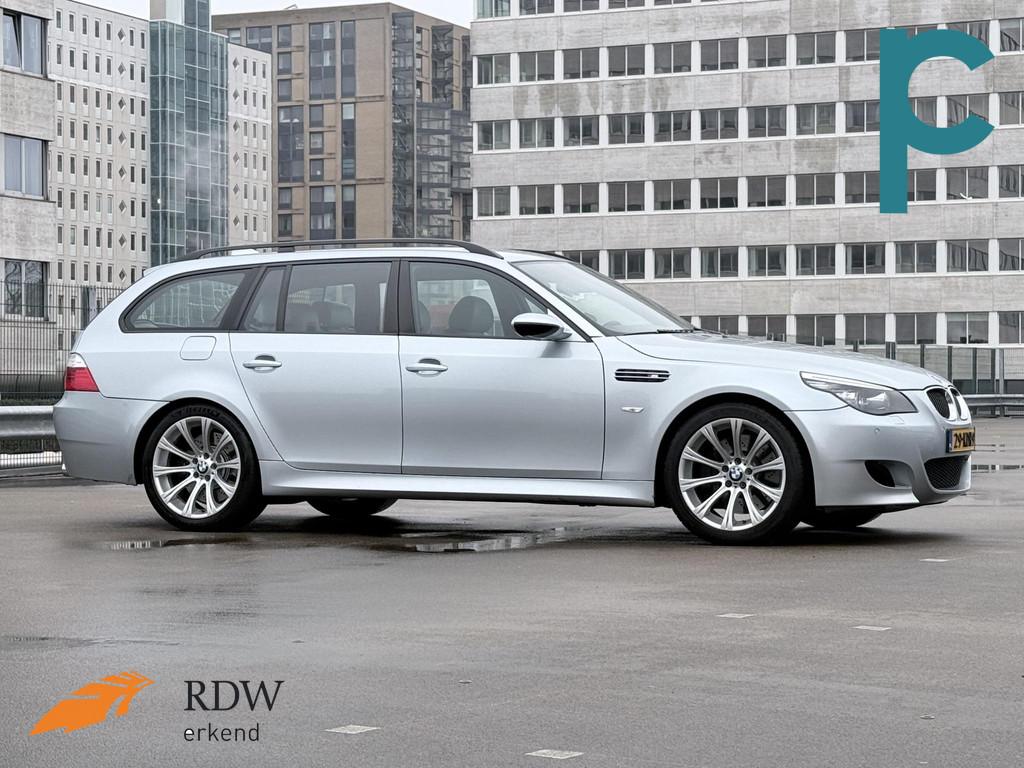 BMW 5-serie Touring M5 V10 volleder dashboard trekhaak Silve, Auto's, Automaat, Achterwielaandrijving, 507 pk, 120 €/maand