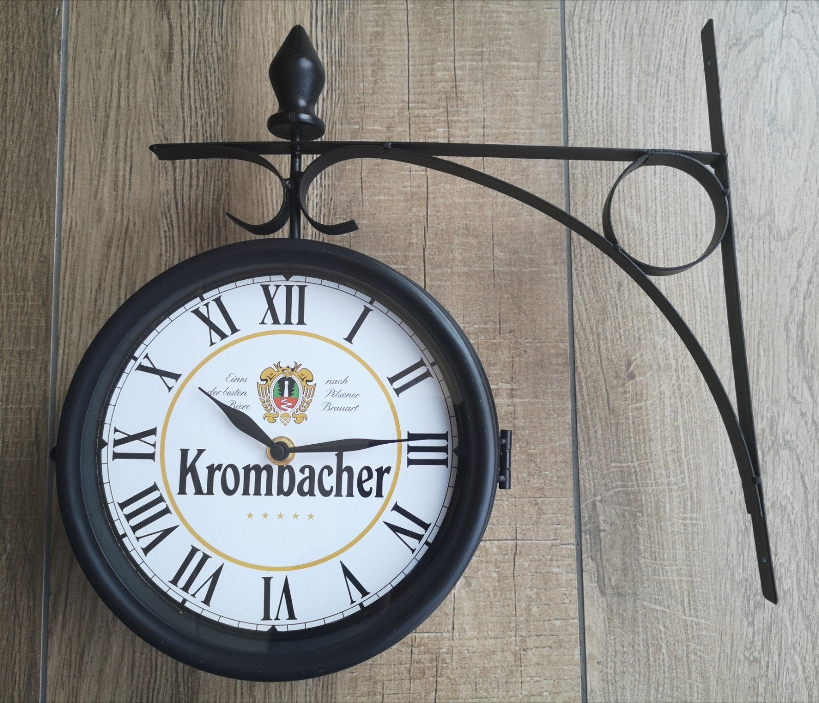 Dubbelzijdige KROMBACHER stationsklok
33 x 33cm

Zeer fraaie, Verzamelen, Ophalen of Verzenden, Nieuw, Reclamebord, Plaat of Schild