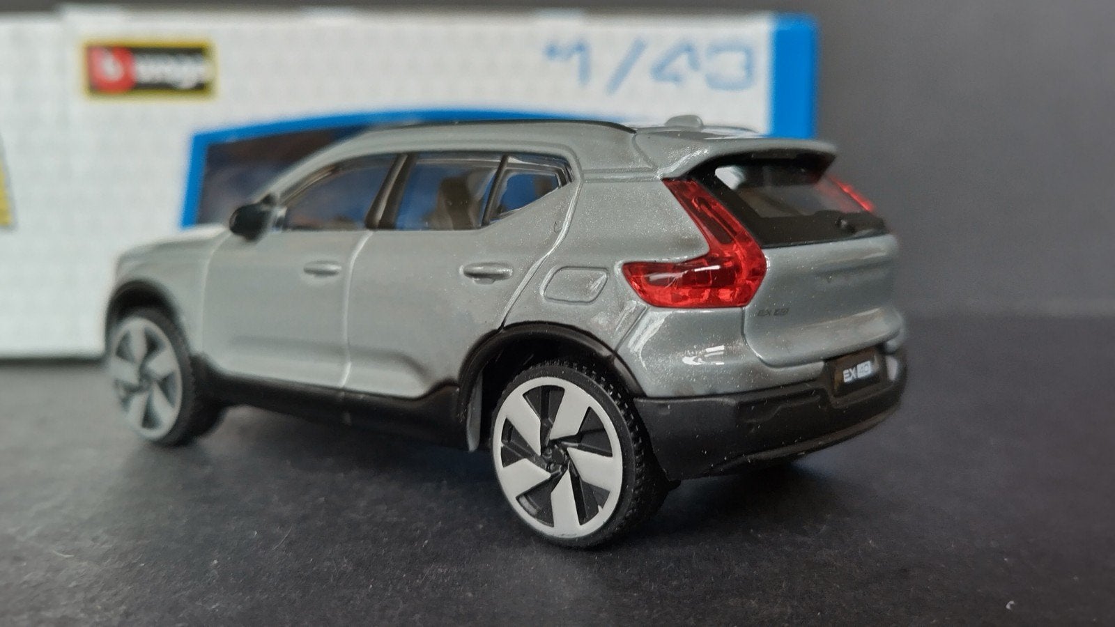 Volvo EX 40 recharge 1:43 Bburago Burago Pol, Hobby en Vrije tijd, Modelauto's | 1:43, Overige merken, Auto, Verzenden, .