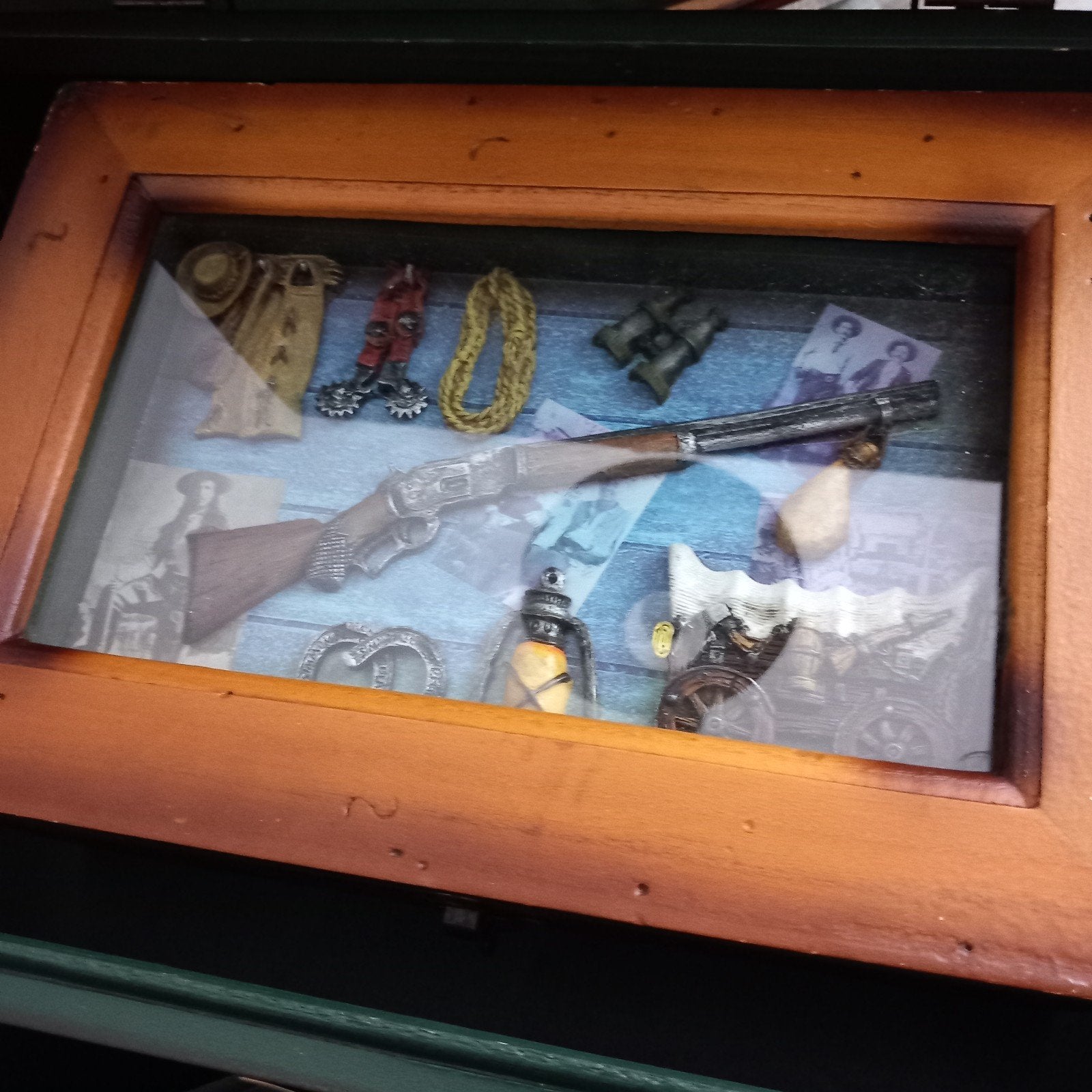 drie kisten met country en western items in vitrine deksel, Ophalen, 50 tot 100 cm, Minder dan 50 cm
