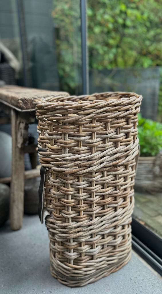 Kleine smalle rotan hoge mand sober landelijk, Huis en Inrichting, Ophalen of Verzenden, Overige materialen