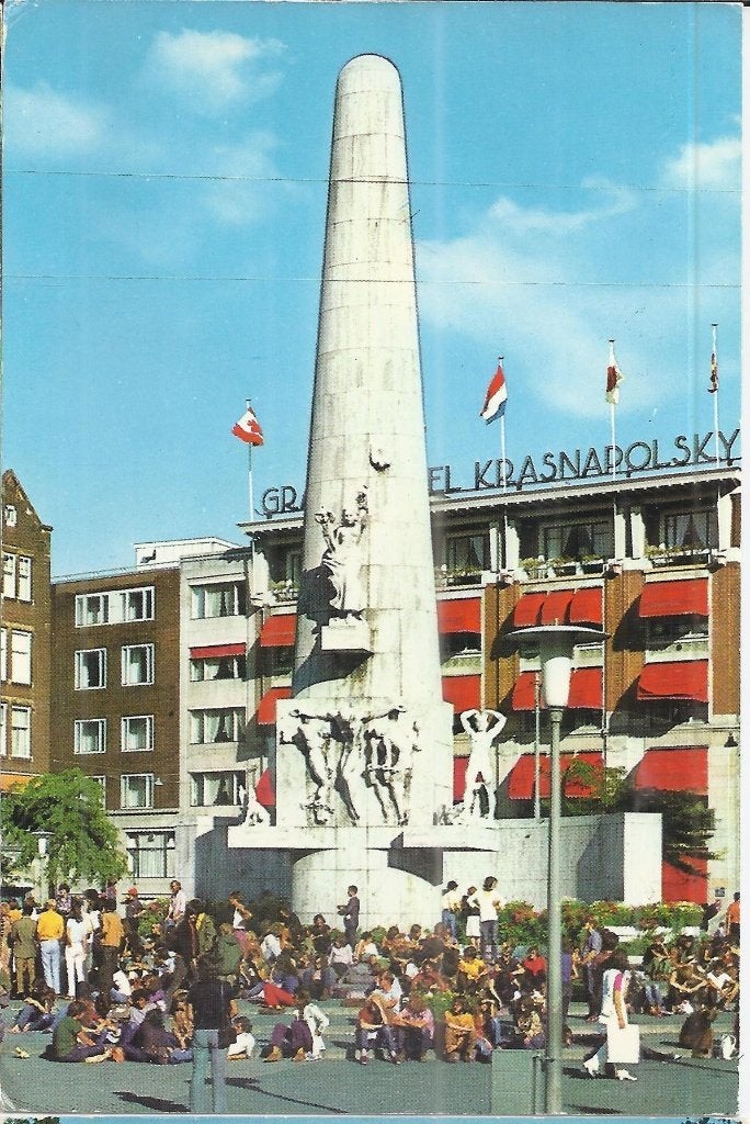 Kr3056 gelopen ansichtkaart het nationale monument Amsterdam, Verzamelen, Ophalen of Verzenden, 1980 tot heden, Gelopen, Noord-Holland