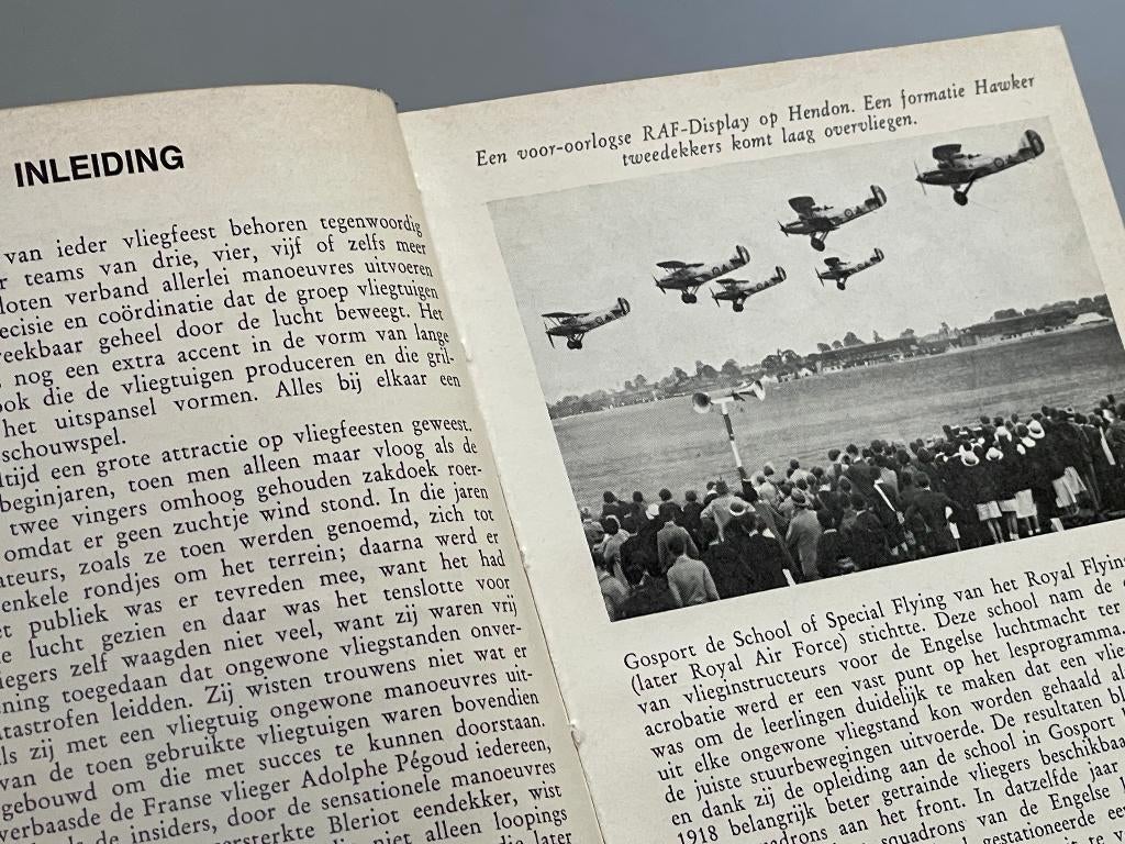 Stuntteams, Luchtacrobatiek in formatie - Alkenreeks nr 135, Verzamelen, Ophalen of Verzenden, Zo goed als nieuw, Kaart, Foto of Prent