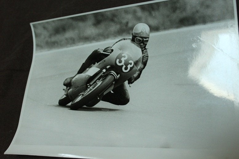foto Cees van Dongen coureur op Yamaha  TT Assen ?, Ophalen of Verzenden, Gelezen