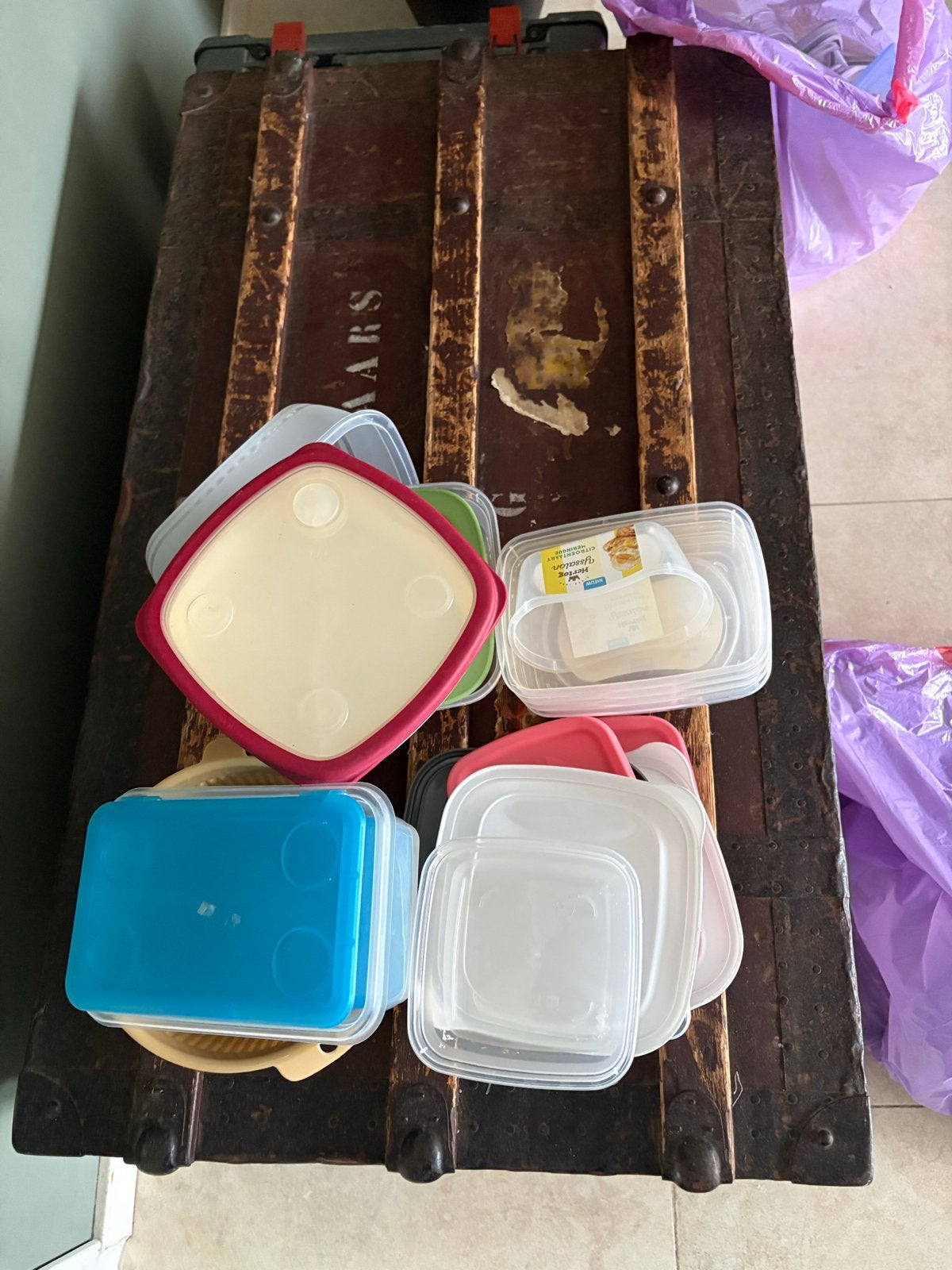 Gratis af te halen: 2 zakken vol met plastic bakjes, Huis en Inrichting, Keuken | Keukenbenodigdheden, Ophalen, Kunststof, Meerkleurig