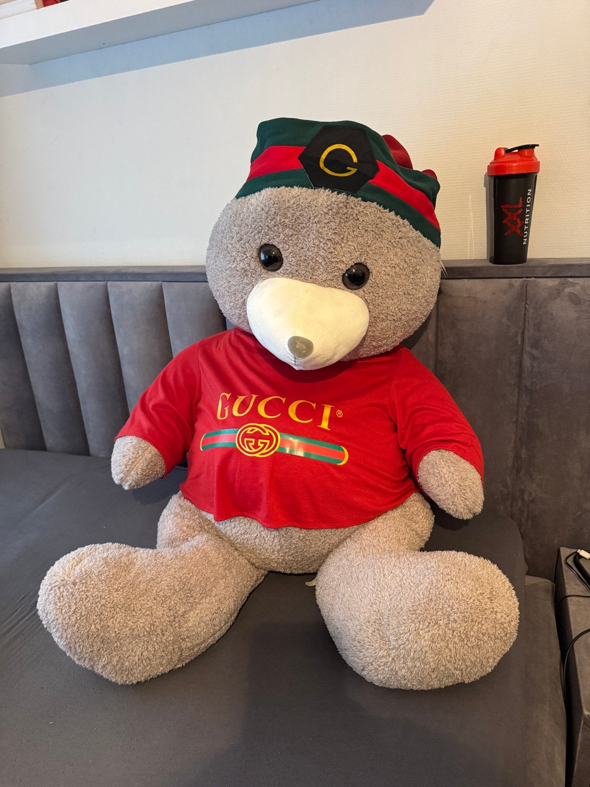 Grote knuffelbeer met Gucci-stijl kleding - Zo goed als nieu, Overige merken, Overige karakters, Beer, Ophalen of Verzenden