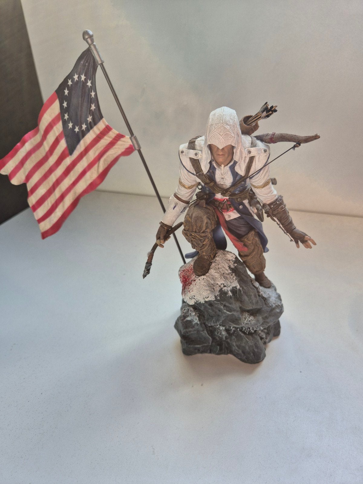 Assassin's Creed III Connor Kenway beeldje met vlag, Ophalen, Zo goed als nieuw