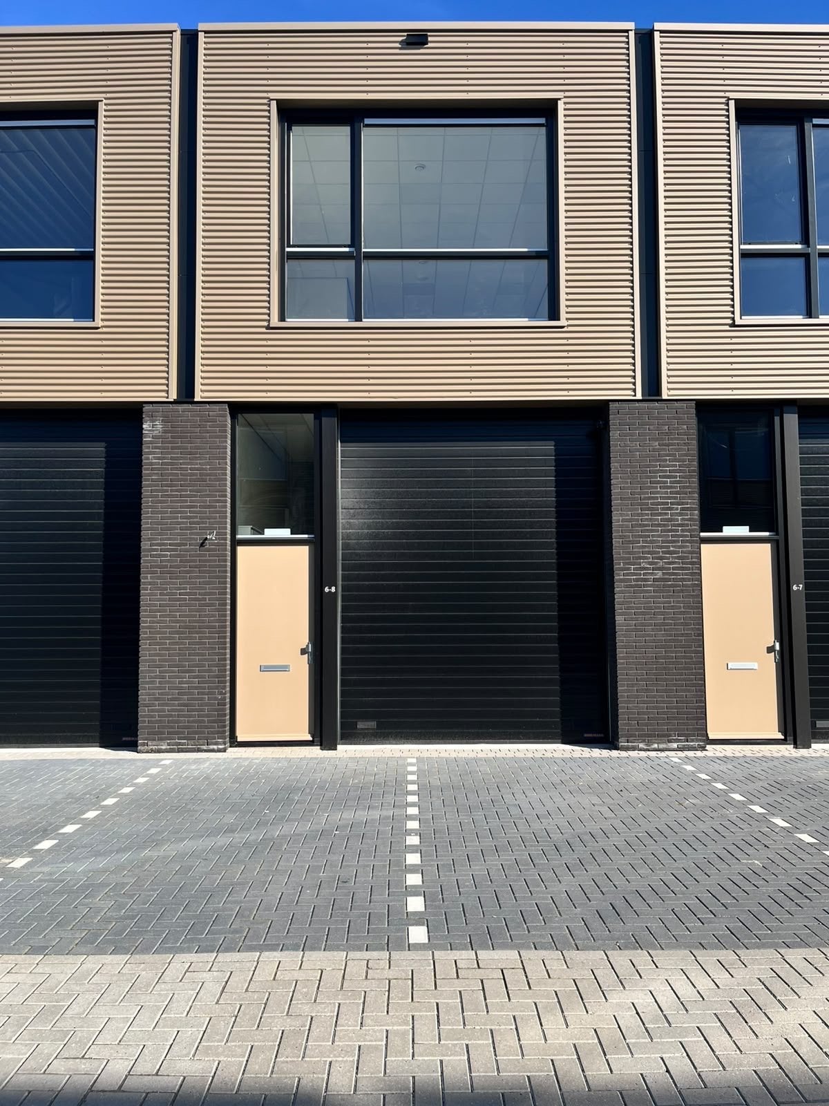 Moderne benedenverdieping bedrijfsruimte met overheaddeur, Huur, Bedrijfsruimte