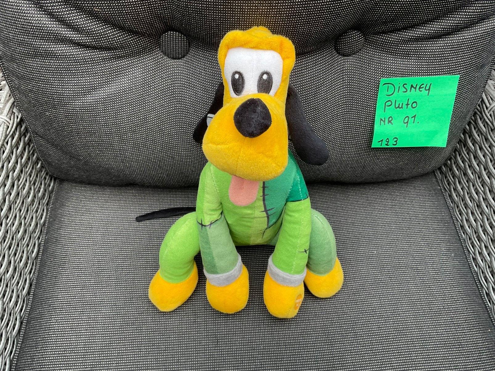 Nieuwe zgan Disney Pluto in groen pakje knuffel 30cm, Verzamelen, Disney, Ophalen, Goofy of Pluto, Nieuw, Knuffel