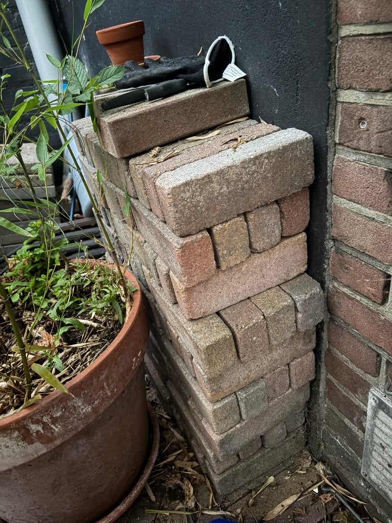 Gebakken klinkers 114 stuks gratis af te halen in Utrecht, Tuin en Terras, Ophalen, Gebruikt, Beton, Klinkers