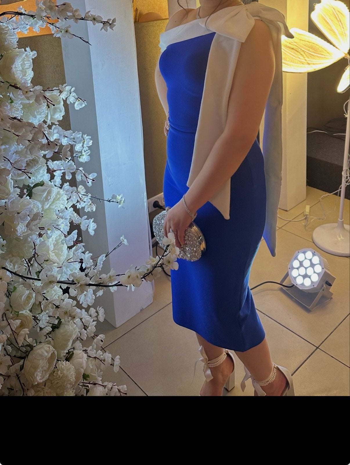 Elegante blauwe jurk met witte strik, Kleding | Dames, Jurken, Maat 38/40 (M), Blauw, Ophalen of Verzenden, Zo goed als nieuw