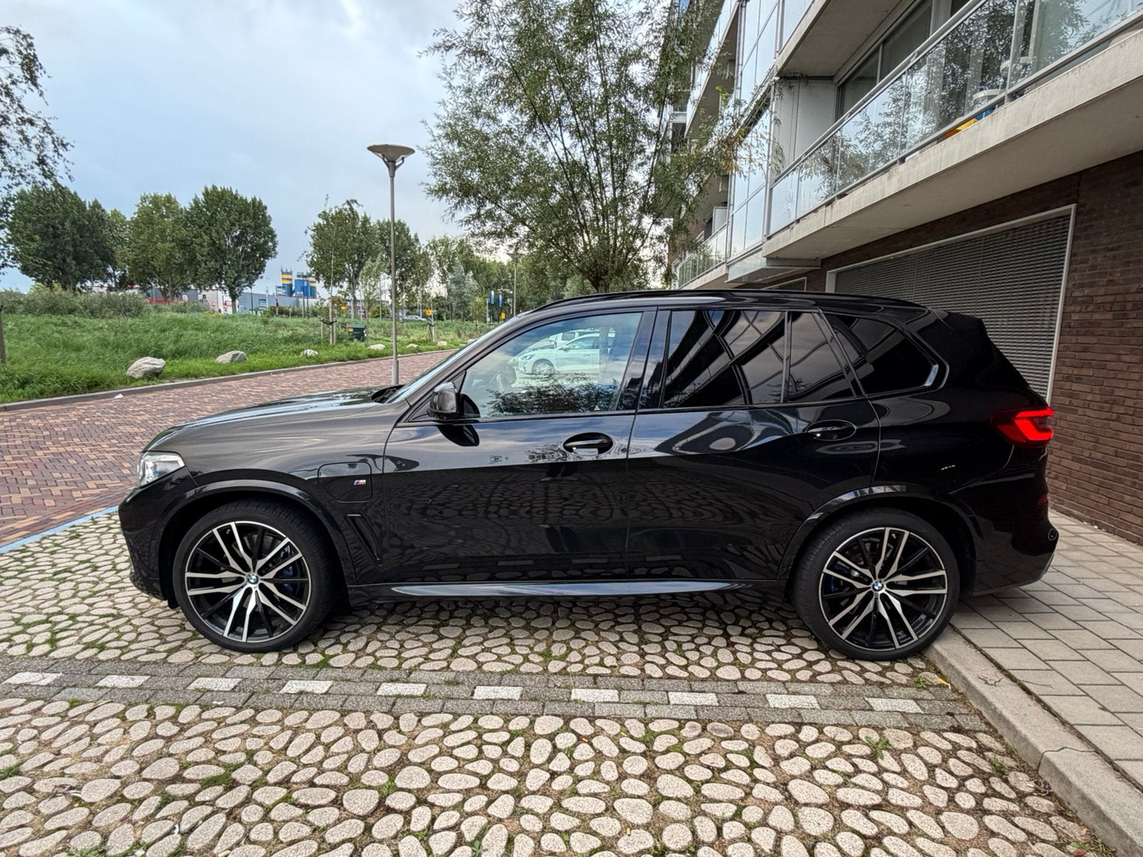 BMW X5 xDrive45e M Sport | 2021 | B&W | BMW garantie 09-2027, 77 km/l, X5, 394 pk, Zwart