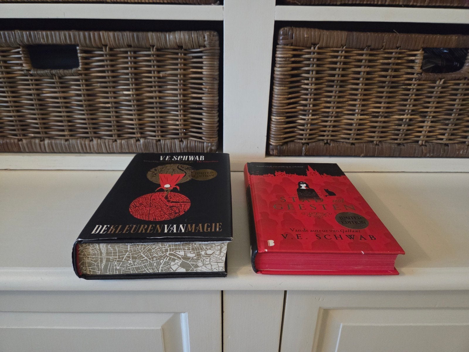 V.E. Schwab - 2 boeken, Ophalen of Verzenden, Gelezen