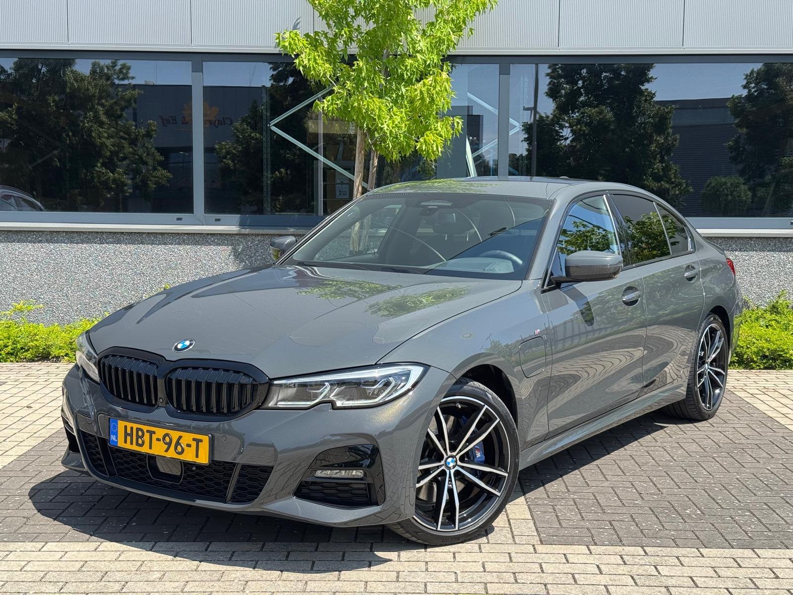 BMW 330e M Sport Dravitgrau Laser 360 BMW dealer onderhouden, Automaat, 1998 cc, Achterwielaandrijving, Zwart