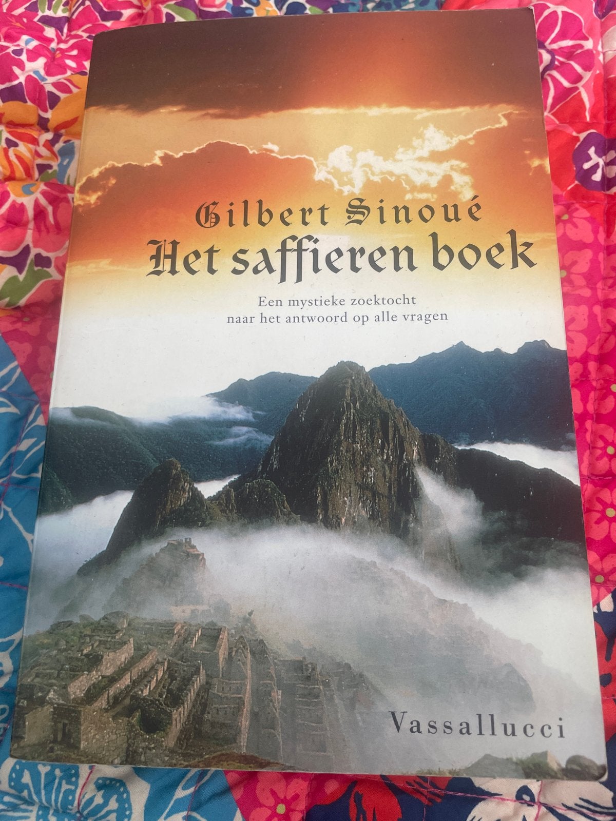 Het saffieren boek - Gilbert Sinoué (Mystieke zoektocht), Boeken, Ophalen of Verzenden, Gelezen, Europa overig