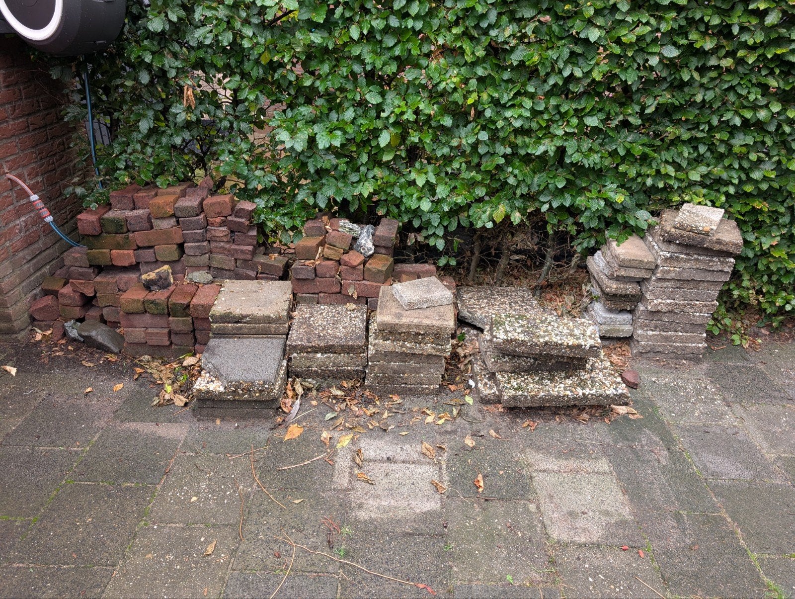Gratis: 30x30 tegels (grind/normaal) en klinkers
Gratis, Ophalen, Gebruikt, Klinkers, Minder dan 5 m²