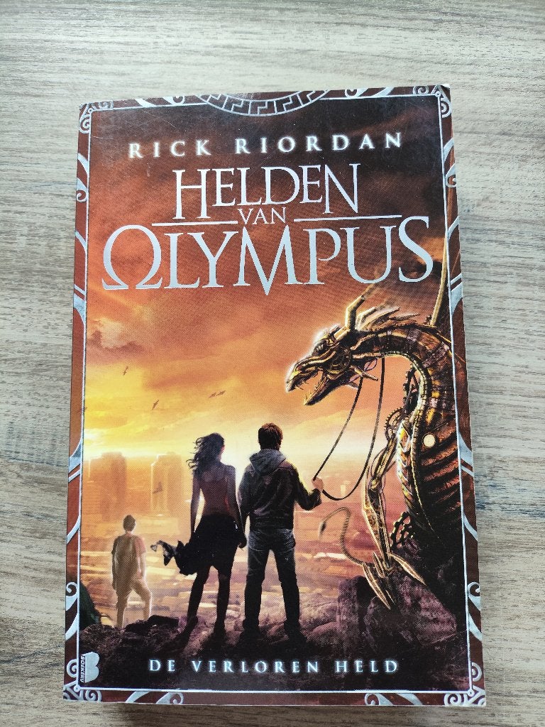 Rick Riordan Helden van Olympus De Verloren Held. i.z.n.st., Boeken, Ophalen of Verzenden, Gelezen