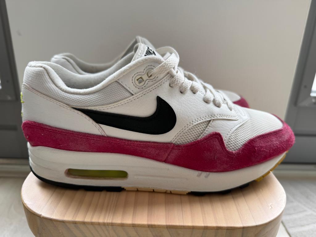 Nike Air Max 1 White/Rush Pink – maat 41, Kleding | Heren, Schoenen, Overige kleuren, Ophalen of Verzenden, Sneakers of Gympen