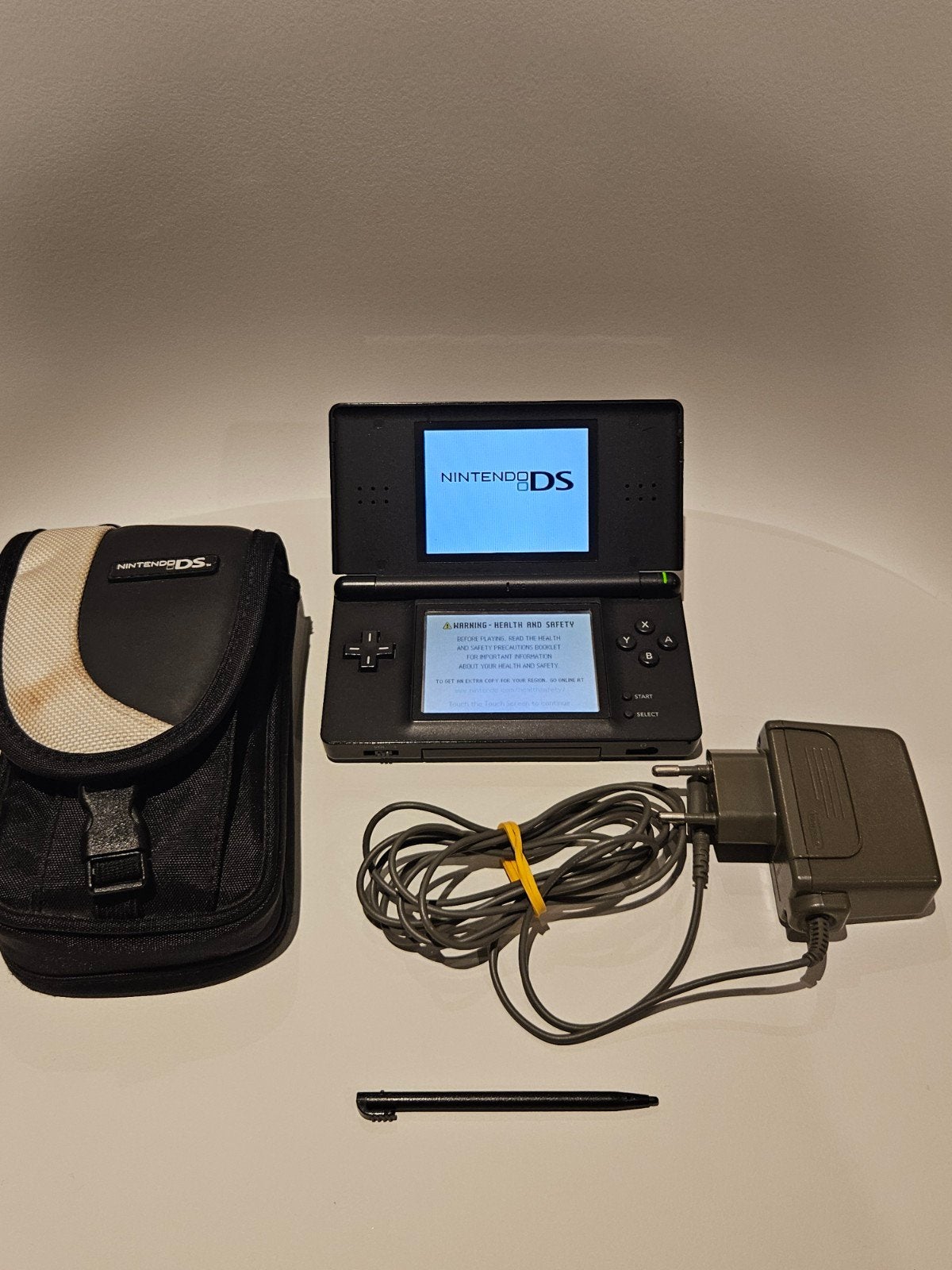 Nintendo DS Lite, Spelcomputers en Games, Spelcomputers | Nintendo DS, Zwart, Ophalen of Verzenden, Zo goed als nieuw, Met beschermhoes of tas