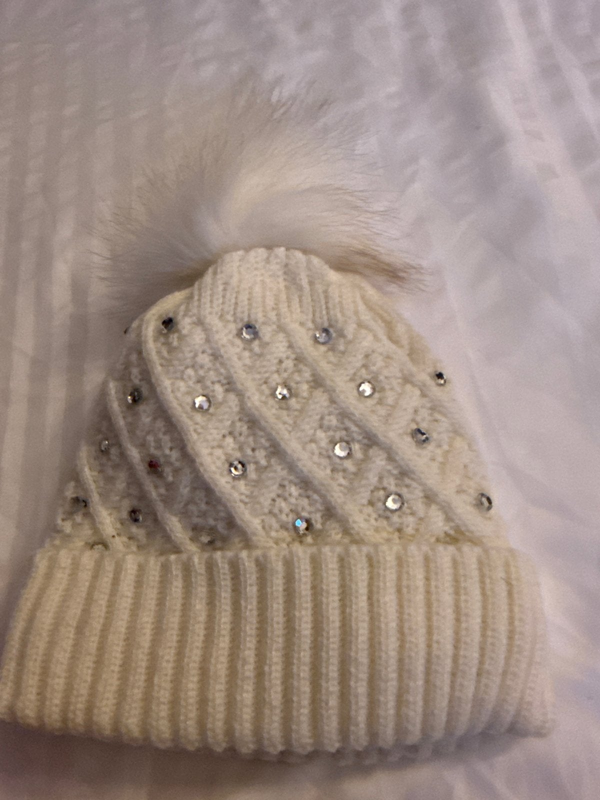 Witte gebreide muts met pompon en steentjes, Ophalen of Verzenden, Zo goed als nieuw, Maat 38/40 (M), Muts
