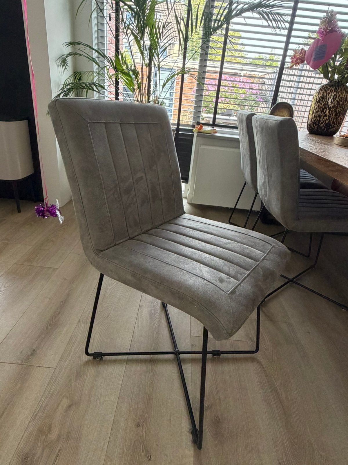 3 grijze eetstoelen, Ophalen, Zo goed als nieuw, Grijs, Eén