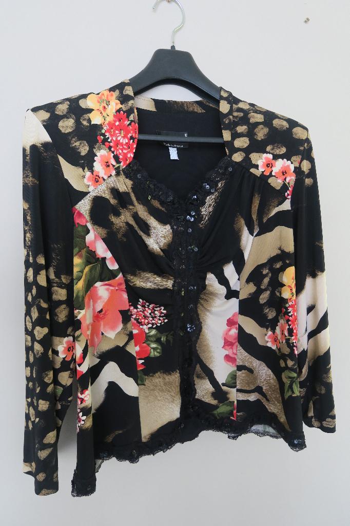 Zwart gebloemd jasje met rok, grote maat, merk Georgede, Zwart, Nieuw, Ophalen of Verzenden, Maat 46/48 (XL) of groter