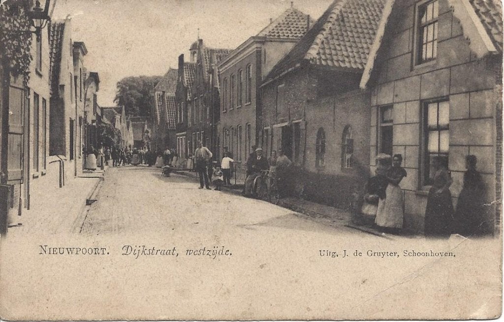 Nieuwpoort (Z.H.) Dijkstraat, Westzijde, veel Volk, ca. 1900, Verzamelen, Ophalen of Verzenden, Voor 1920, Gelopen, Zuid-Holland