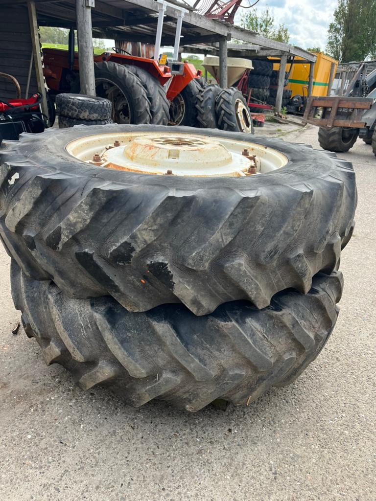 Set velgen+banden fiat 16.9r38 en 12.4r28, Zakelijke goederen, Agrarisch | Onderdelen | Banden, Velgen en Assen, Ophalen