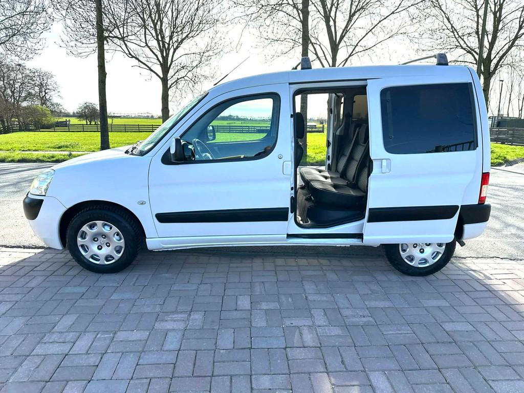 Peugeot Partner MPV 1.4 XT Benzine 5 Persoons Bank Neerklapb, Auto's, Voorwielaandrijving, Stof, Zwart, 14 km/l
