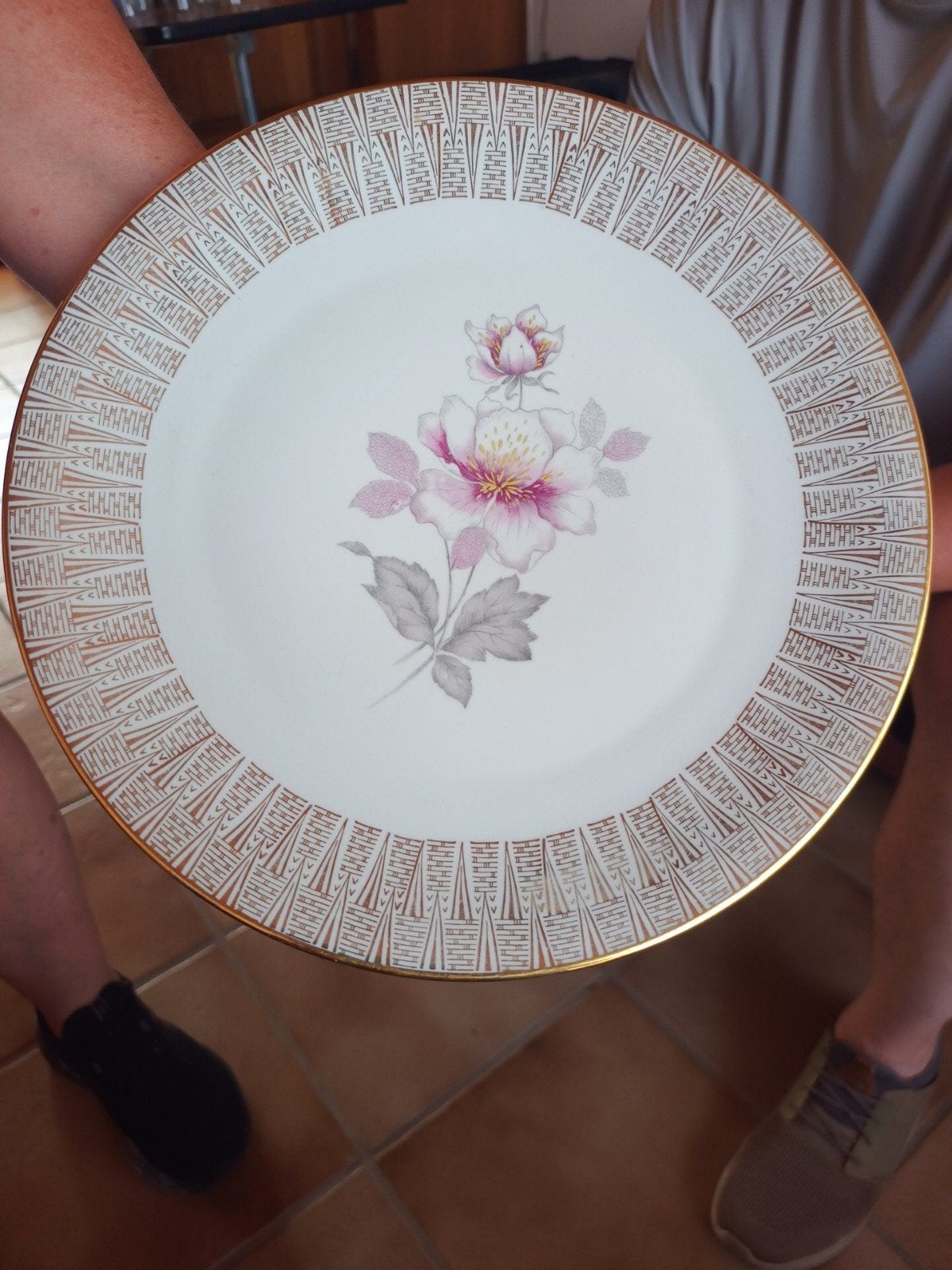 Vintage decoratief bord met bloemen en gouden rand, Antiek en Kunst, Antiek | Servies los, Ophalen