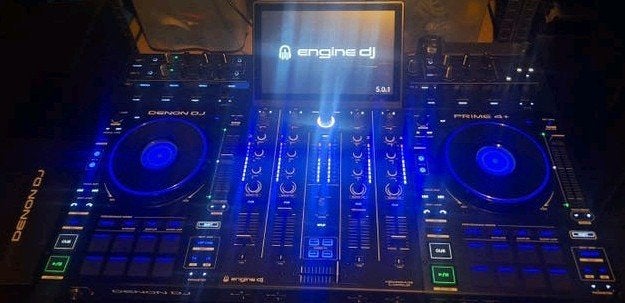 Denon Prime 4+ DJ-controller met UDG softcase, Muziek en Instrumenten, Dj-sets en Draaitafels, Zo goed als nieuw, Dj-set, Denon