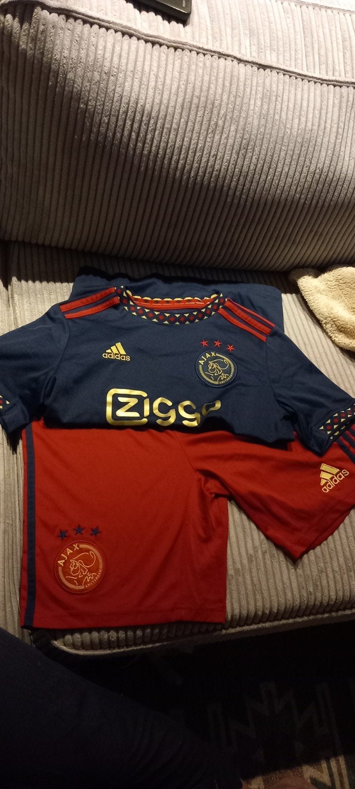 Ajax Tenue Adidas maat 11-12/152, Sport en Fitness, Voetbal, Maat XS of kleiner, Ophalen of Verzenden, Zo goed als nieuw, Set