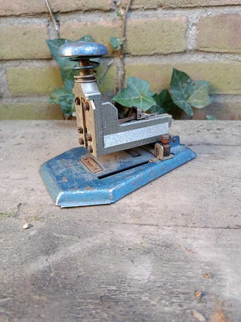 Vintage nietmachine, goedwerkend en decoratief, Ophalen of Verzenden