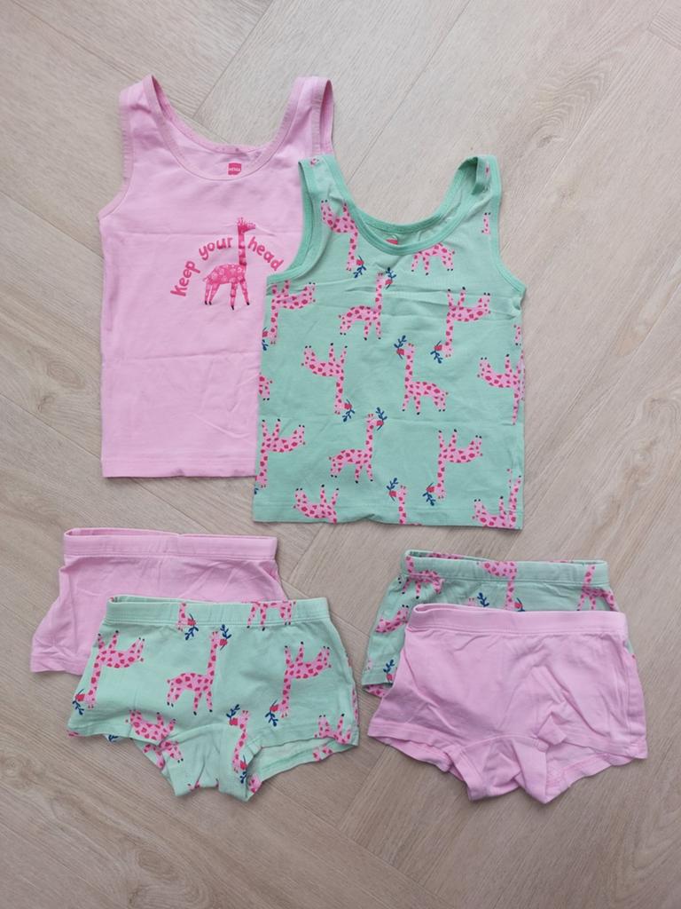 Ondergoed met giraffen 98/104, Nacht- of Onderkleding, Meisje, Ophalen of Verzenden, Zo goed als nieuw