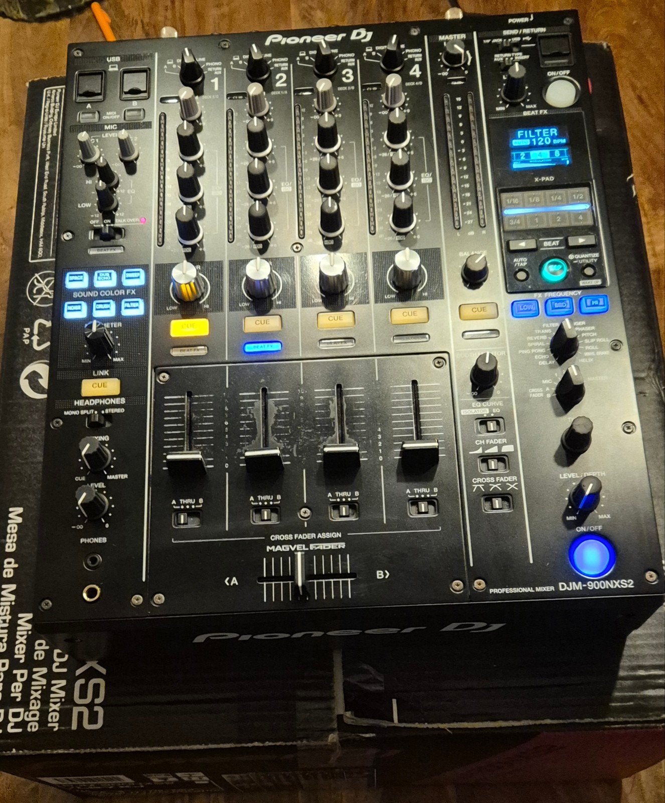 Foto 6 van Pioneer DJ Set: 2x CDJ-2000NXS2 & 1x DJM-900NXS2