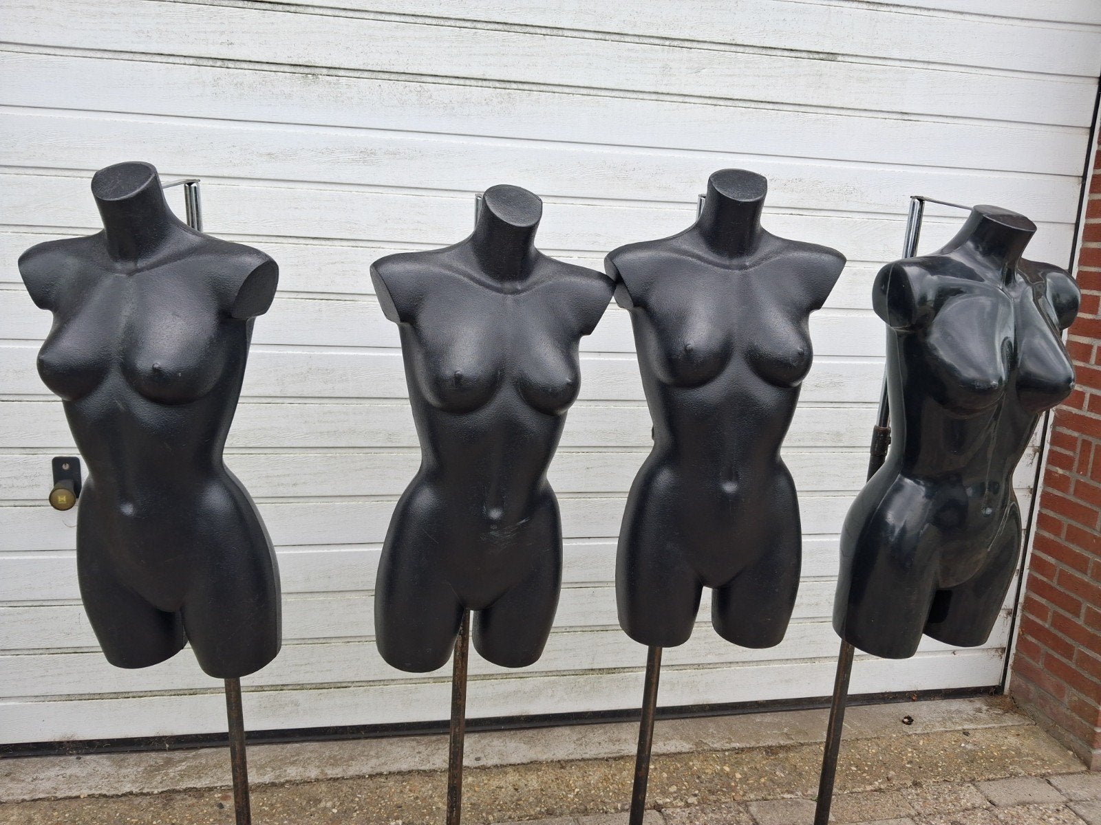 4 hangende bustes op voet voor markt of braderie, Ophalen