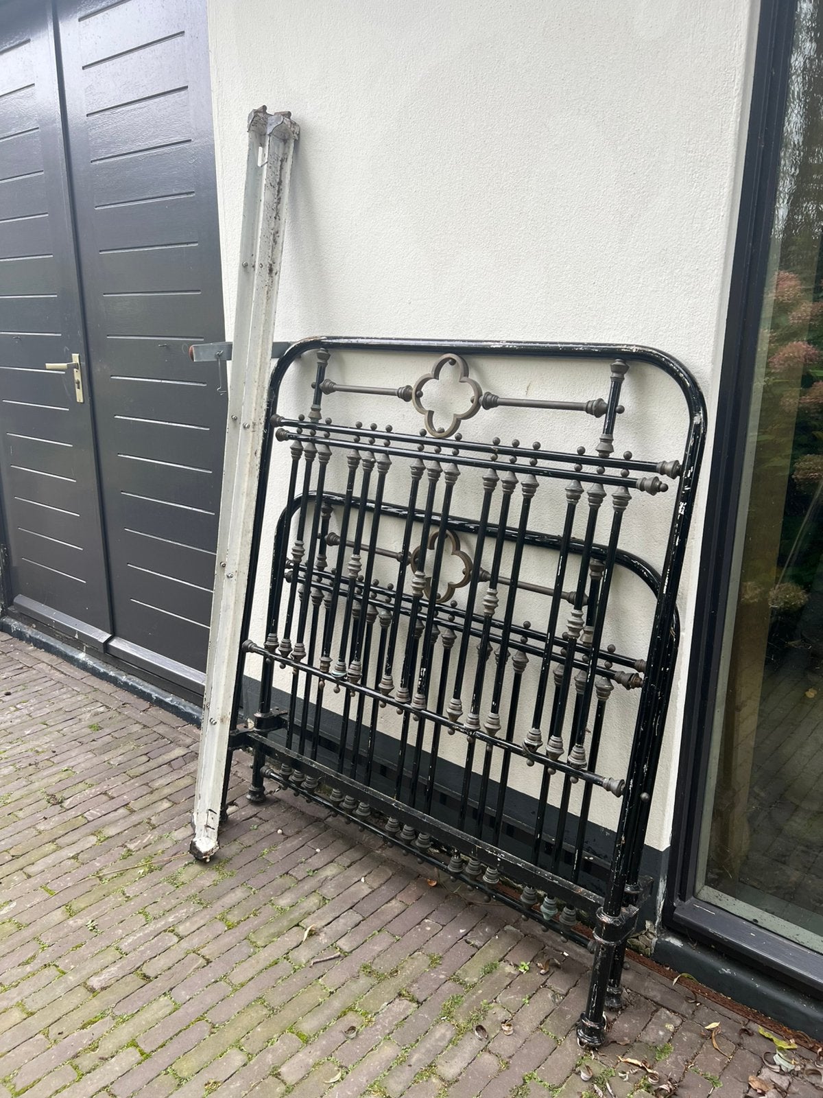 Antiek ijzeren bed, Ophalen
