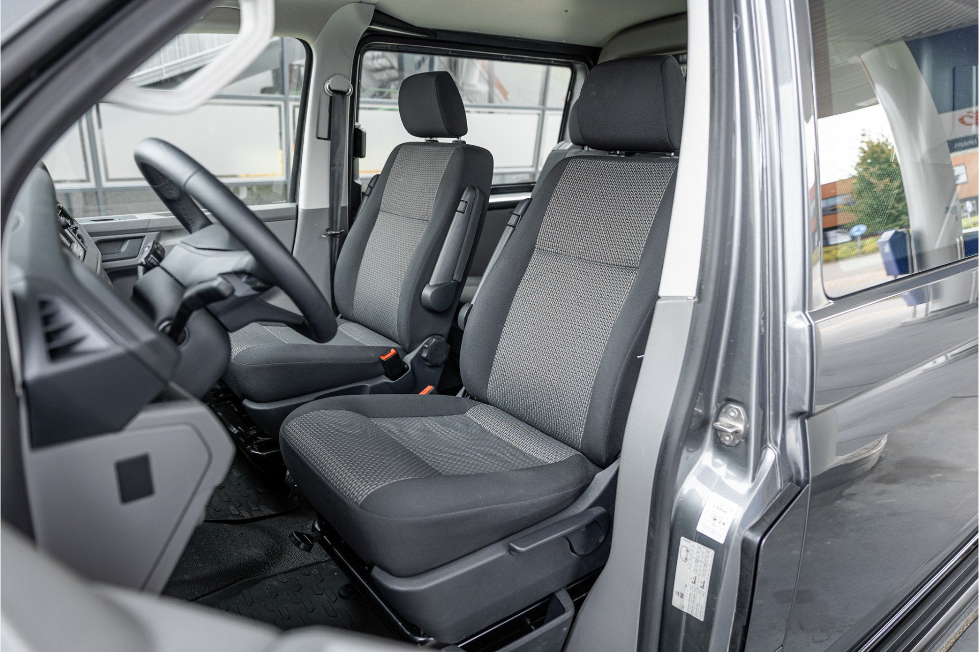 Foto 28 van Volkswagen Transporter T6.1 2.0 TDI L2H1 DC 4Motion | Dubbel