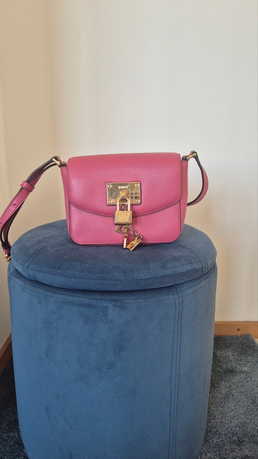 Roze DKNY Elissa kleine Crossbody Bag + dustbag, Ophalen of Verzenden, Gebruikt, Roze, Schoudertasje